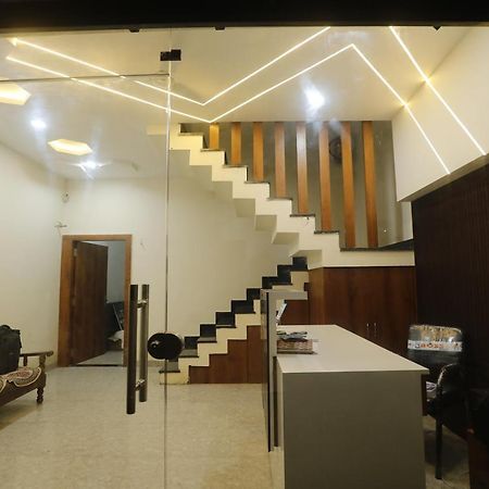 Hotel Garima Ujjain Extérieur photo