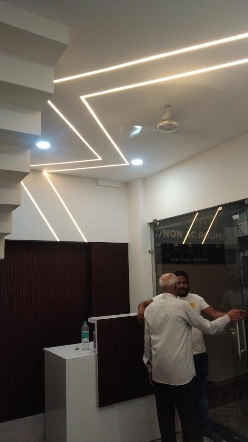 Hotel Garima Ujjain Extérieur photo