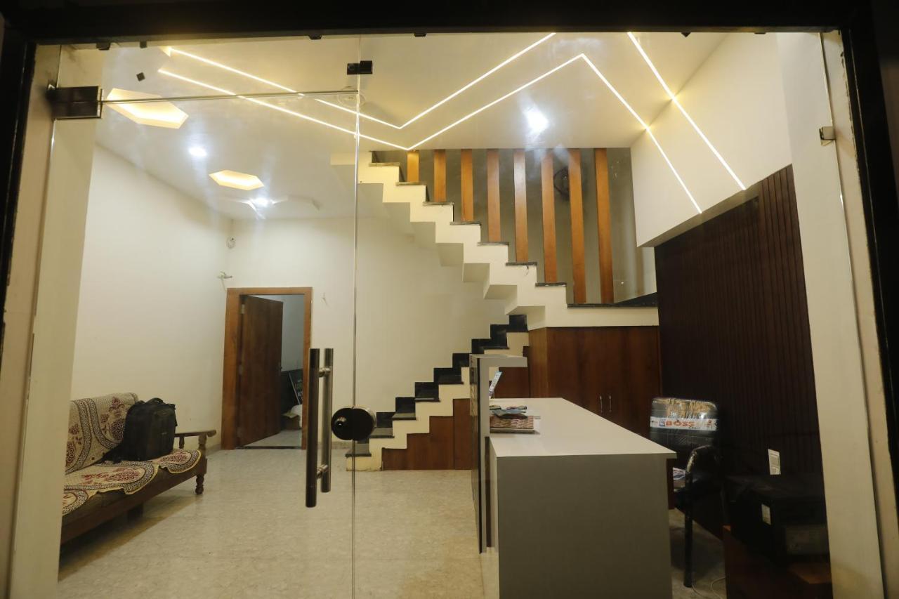 Hotel Garima Ujjain Extérieur photo